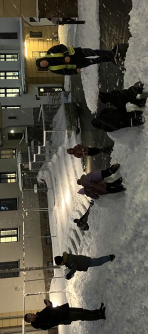 en gruppe mennesker som står på en strand en gruppe mennesker som står på en strand