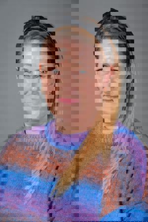 En person med pannebånd