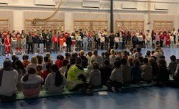 en gruppe mennesker som sitter i et rom