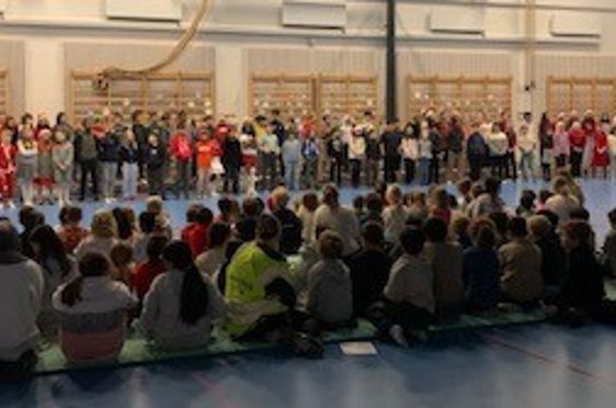 en gruppe mennesker som sitter i et rom