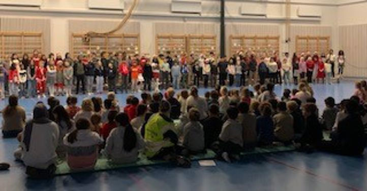 en gruppe mennesker som sitter i et rom