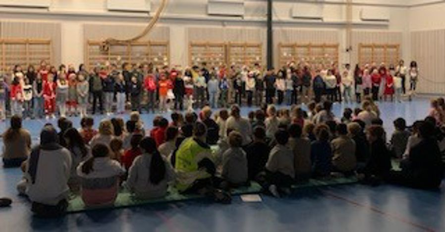 en gruppe mennesker som sitter i et rom