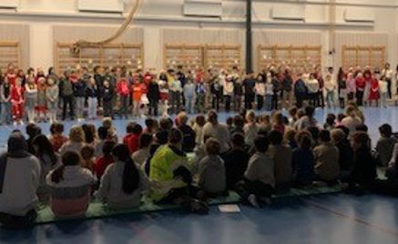 en gruppe mennesker som sitter i et rom en gruppe mennesker som sitter i et rom