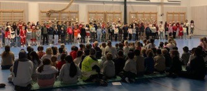 en gruppe mennesker som sitter i et rom en gruppe mennesker som sitter i et rom