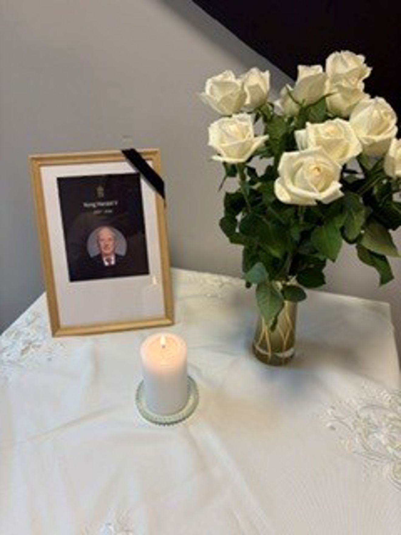 En vase med hvite roser