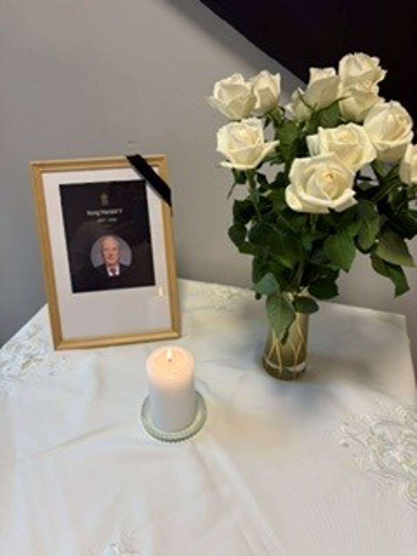 En vase med hvite roser