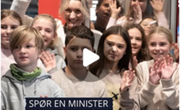 en gruppe mennesker som holder et skilt