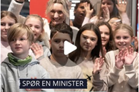 en gruppe mennesker som holder et skilt