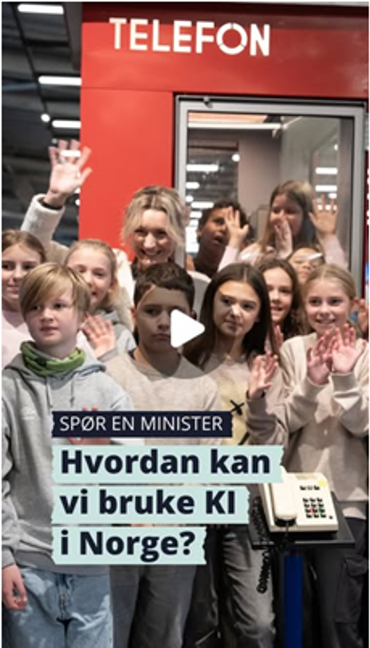en gruppe mennesker som holder et skilt
