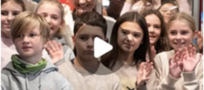 en gruppe mennesker som holder et skilt en gruppe mennesker som holder et skilt