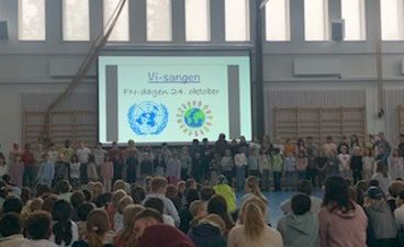 en gruppe personer i et rom