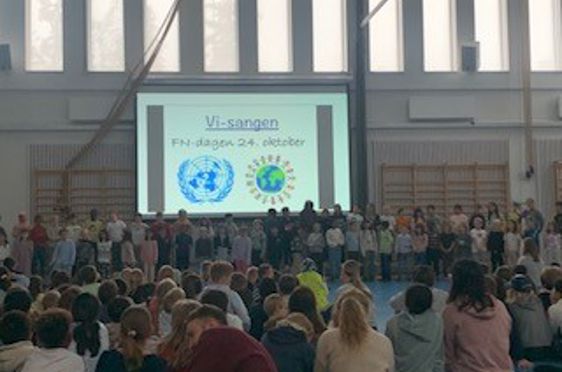 en gruppe personer i et rom