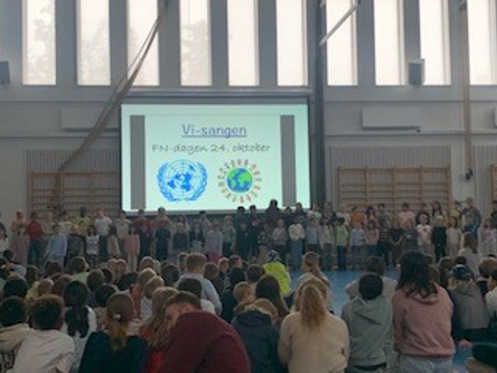 en gruppe personer i et rom