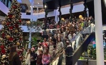 en gruppe mennesker i en bygning