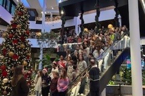 en gruppe mennesker i en bygning