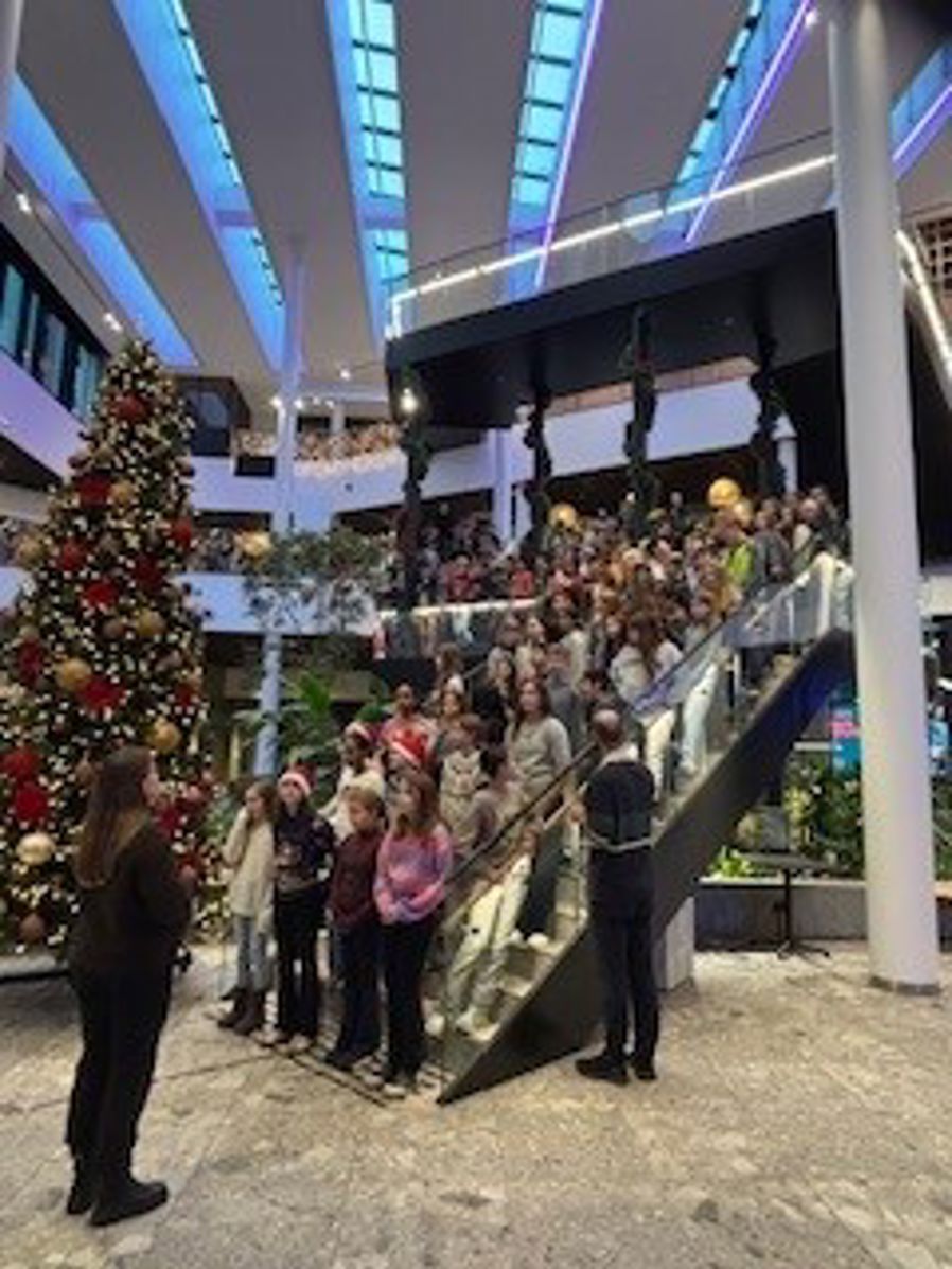 en gruppe mennesker i en bygning