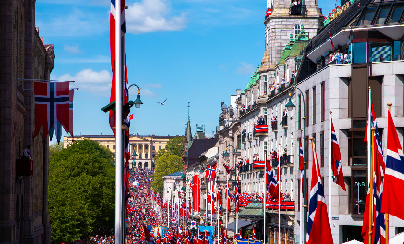 en gate med mange flagg og bygninger