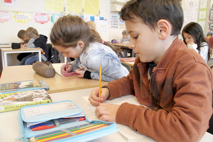 Elever arbeider i klasserom. (Foto: Heidi M. Skjebstad)