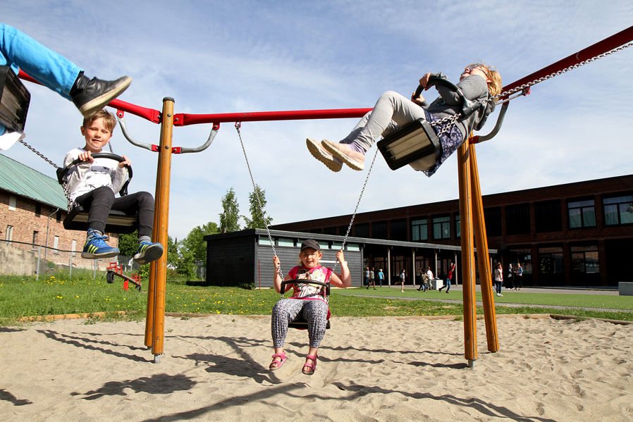 Barn på huskestativ