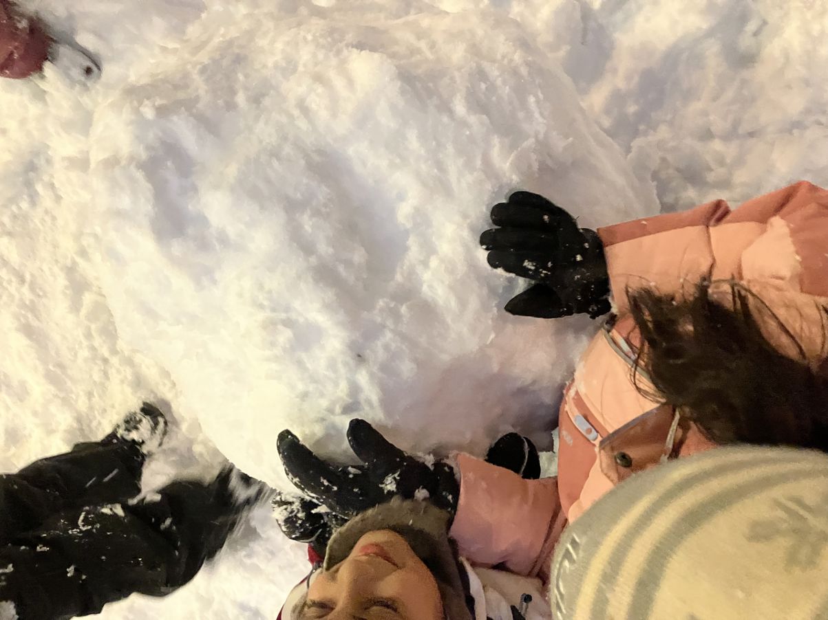 En gruppe mennesker i snøen