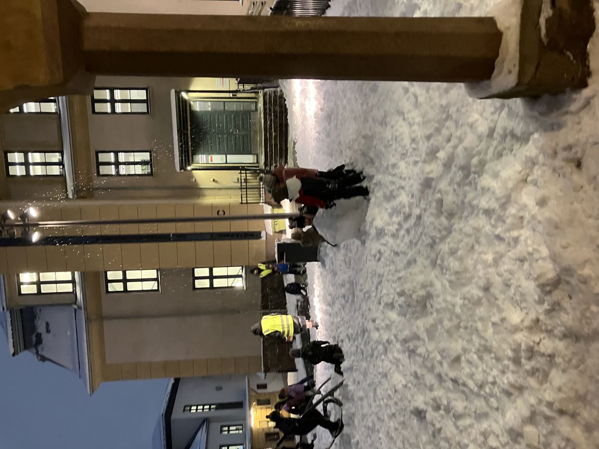 en person som står i en gårdsplass