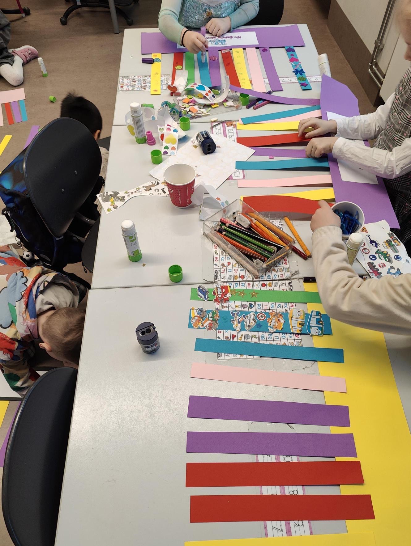 en gruppe mennesker som sitter rundt et bord med et brettspill