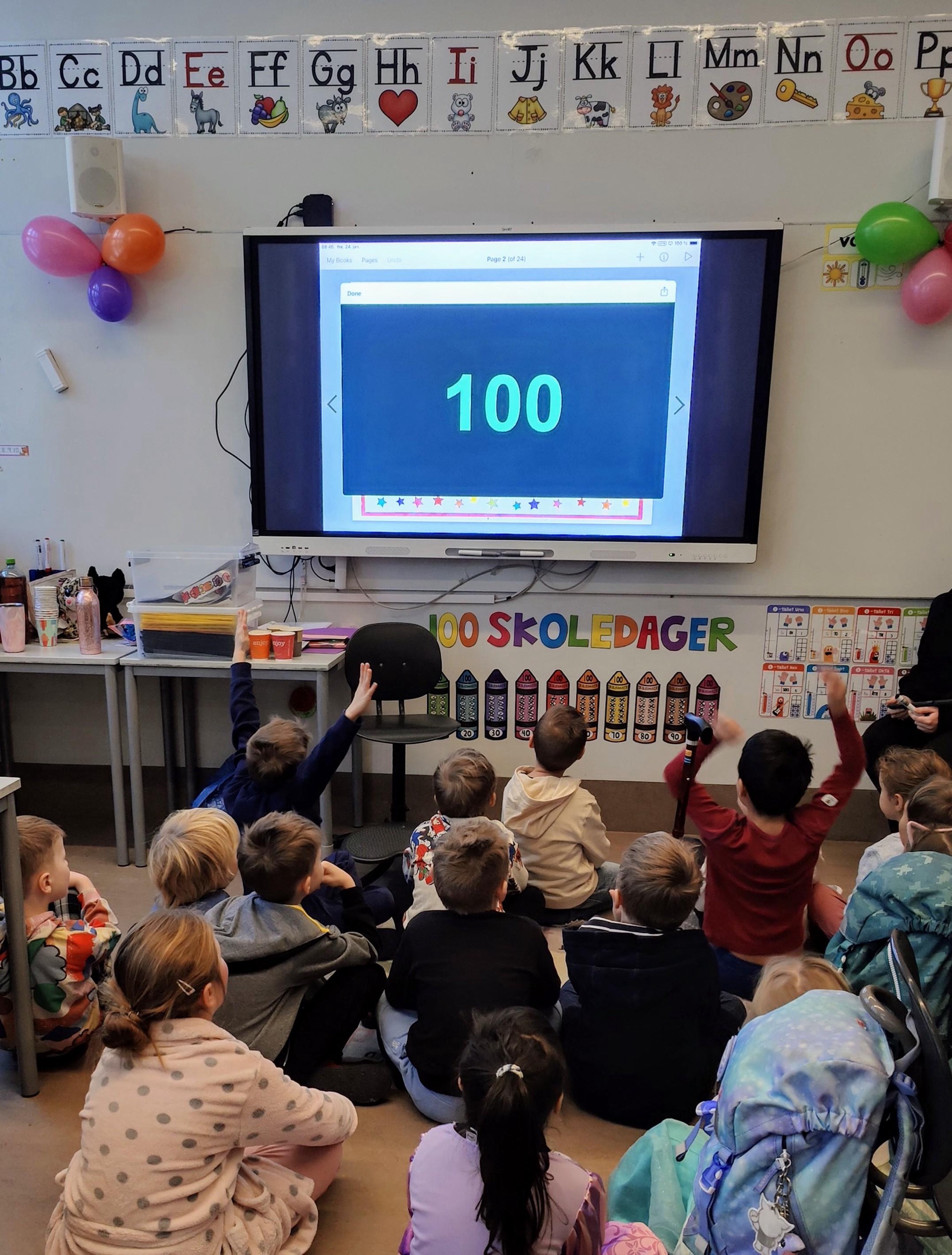 en gruppe personer som ser på en presentasjon