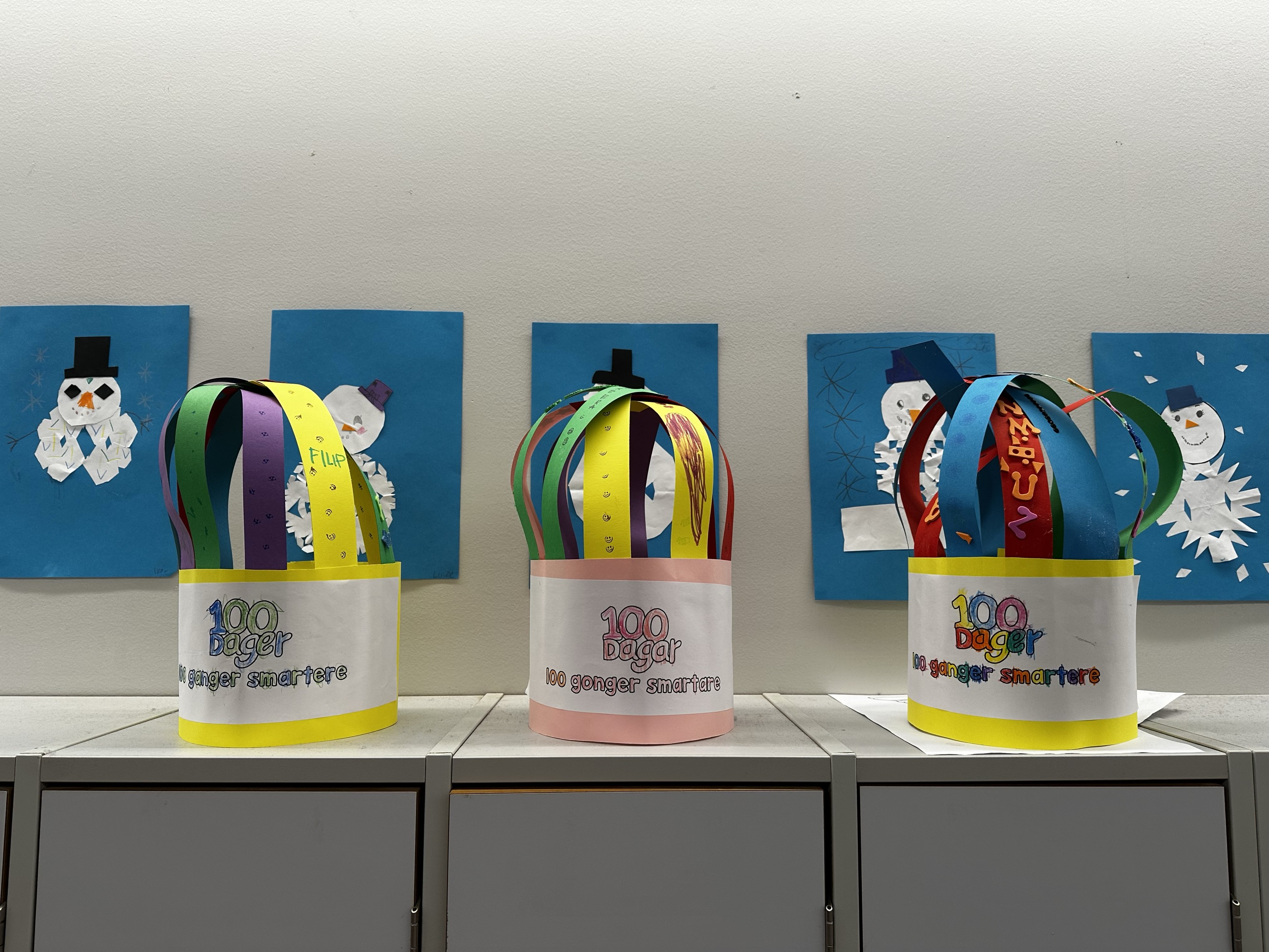 en gruppe bøtter med bilder på