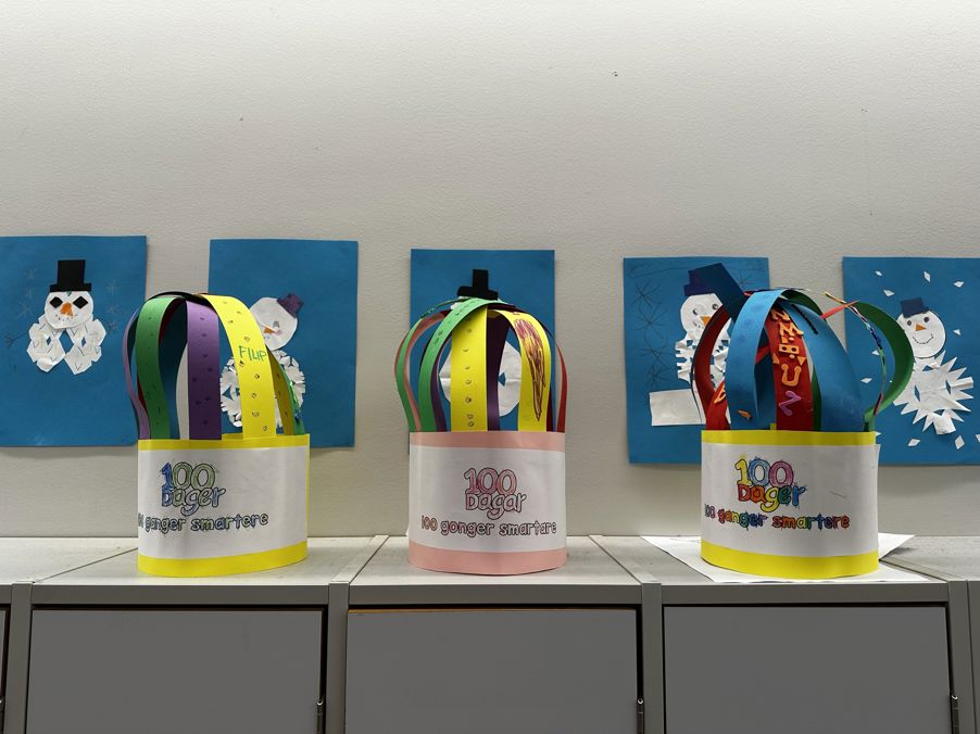 en gruppe bøtter med bilder på