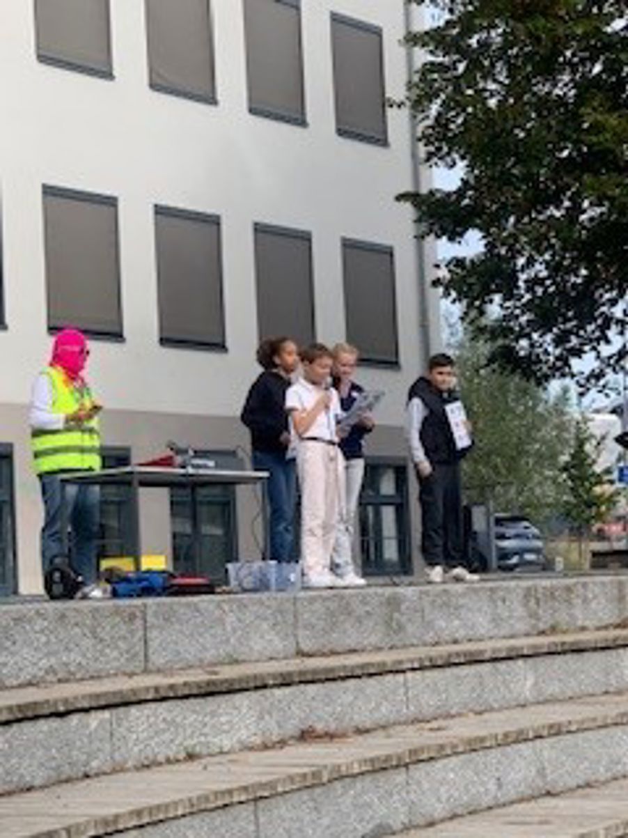 en gruppe mennesker som står utenfor en bygning