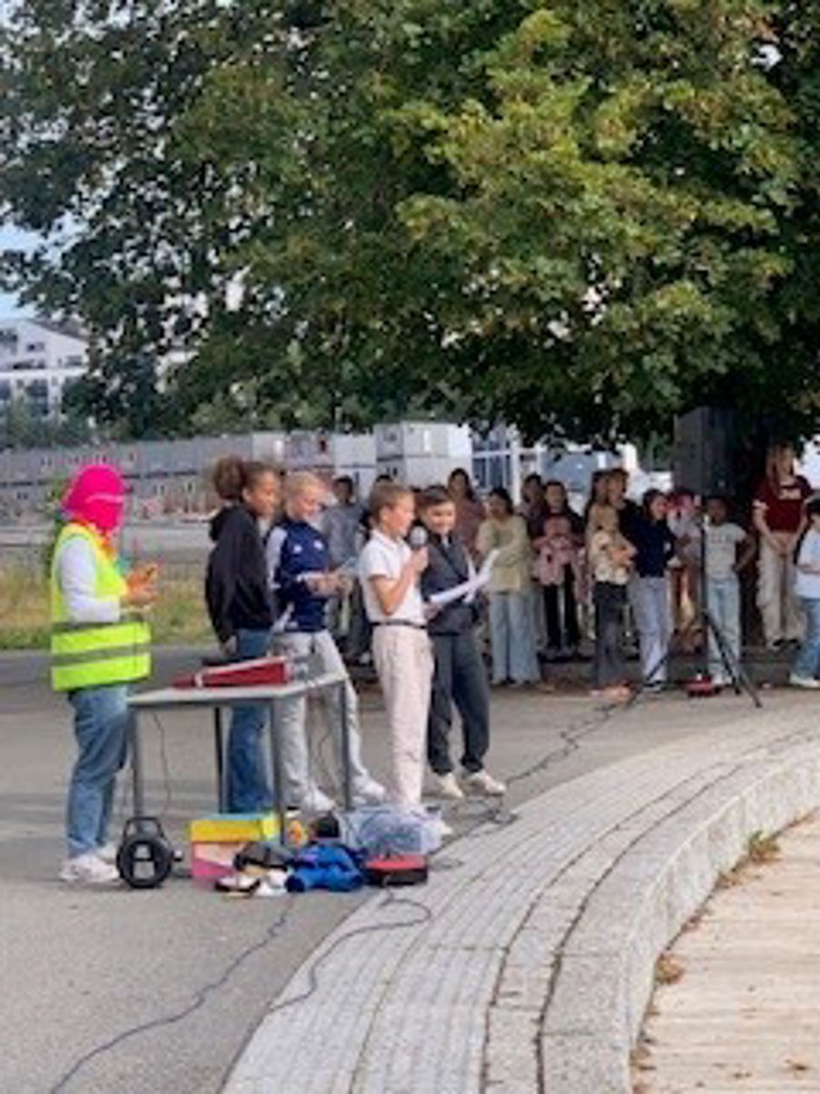 en gruppe mennesker som står utenfor
