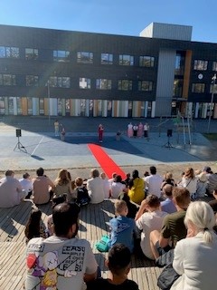 En gruppe mennesker som ser på en hockeykamp