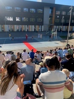 En gruppe mennesker som ser på en person som driver med en sport