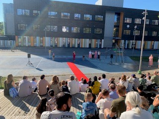 en gruppe personer som ser på en kamp