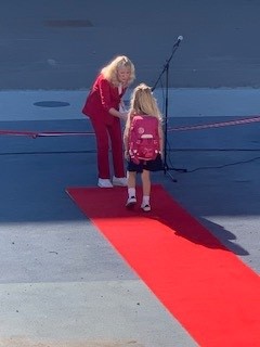 en person og et barn på en scene