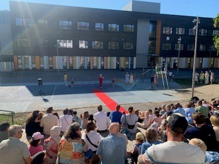 En mengde mennesker som ser på en hockeykamp