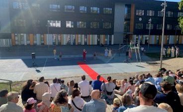 En mengde mennesker som ser på en hockeykamp