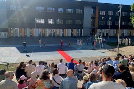 En mengde mennesker som ser på en hockeykamp