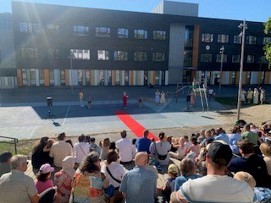 En mengde mennesker som ser på en hockeykamp