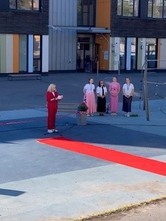 en gruppe mennesker som står på et gatehjørne