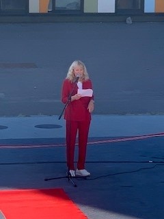 En person på en scene