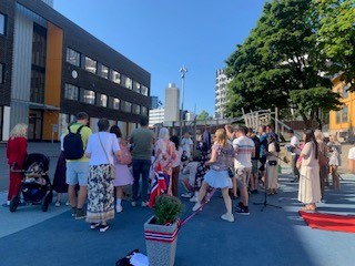 en gruppe mennesker som står utenfor