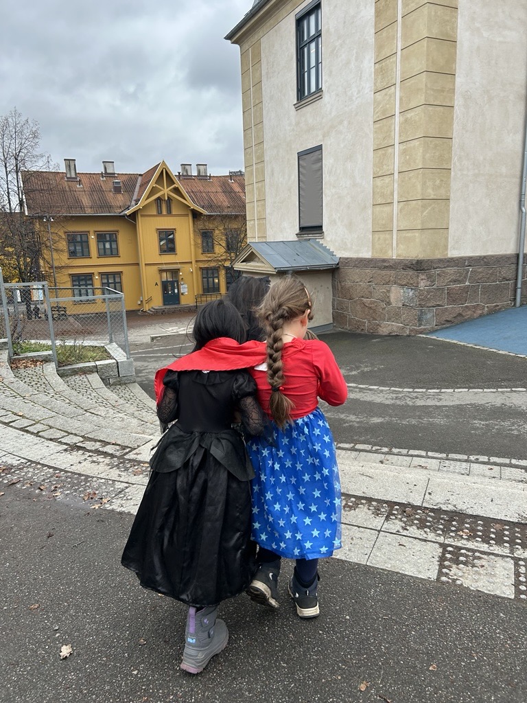 en gruppe mennesker som klemmer utenfor