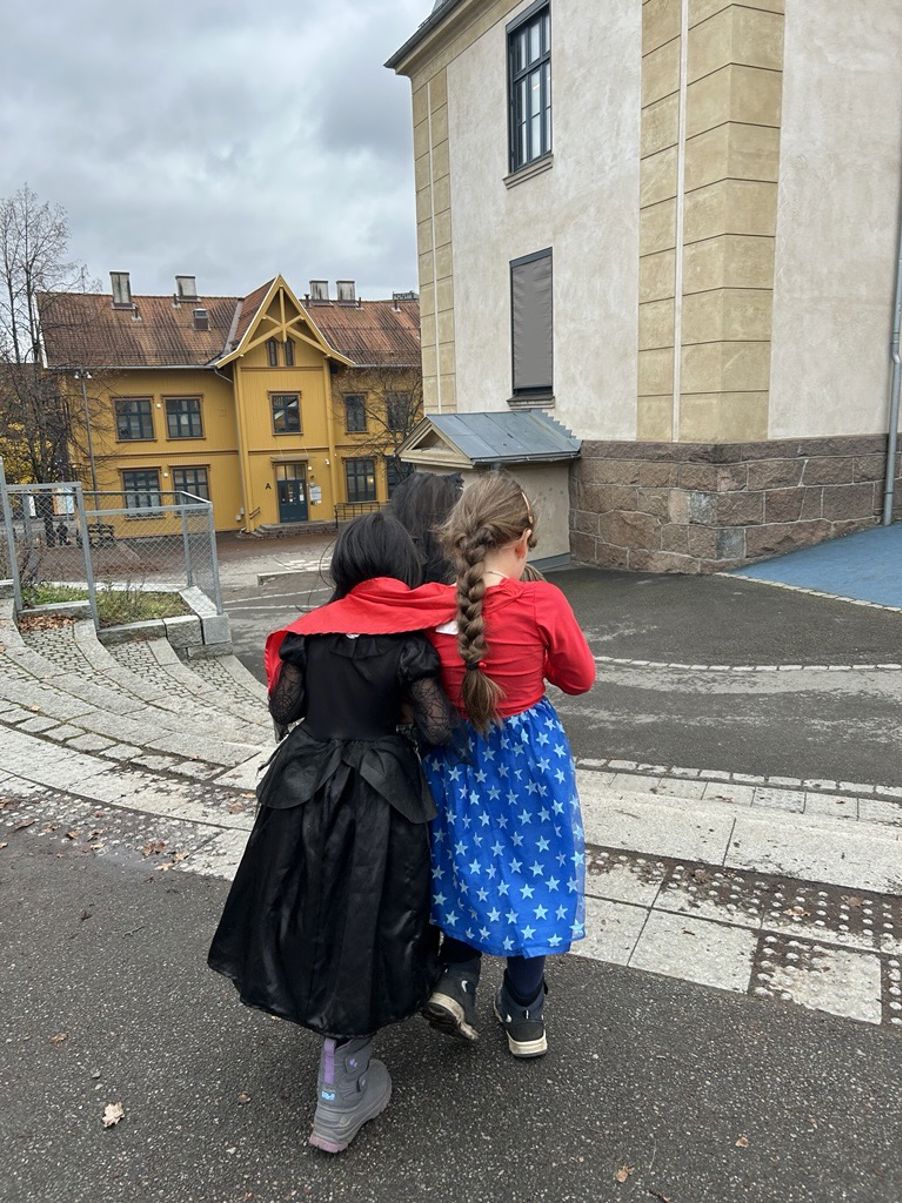 en gruppe mennesker som klemmer utenfor