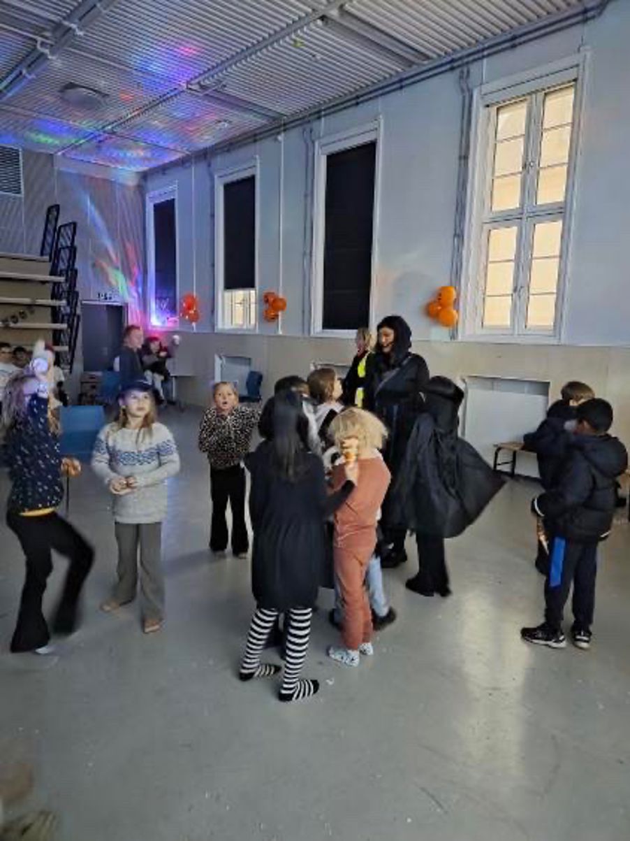 en gruppe personer i et rom