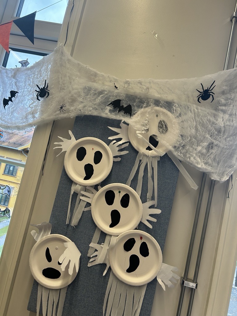 et tak med en vifte og en vifte på