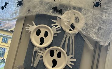 et tak med en vifte og en vifte på