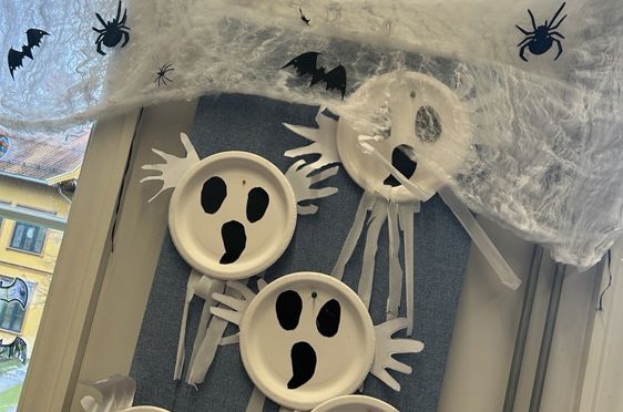 et tak med en vifte og en vifte på