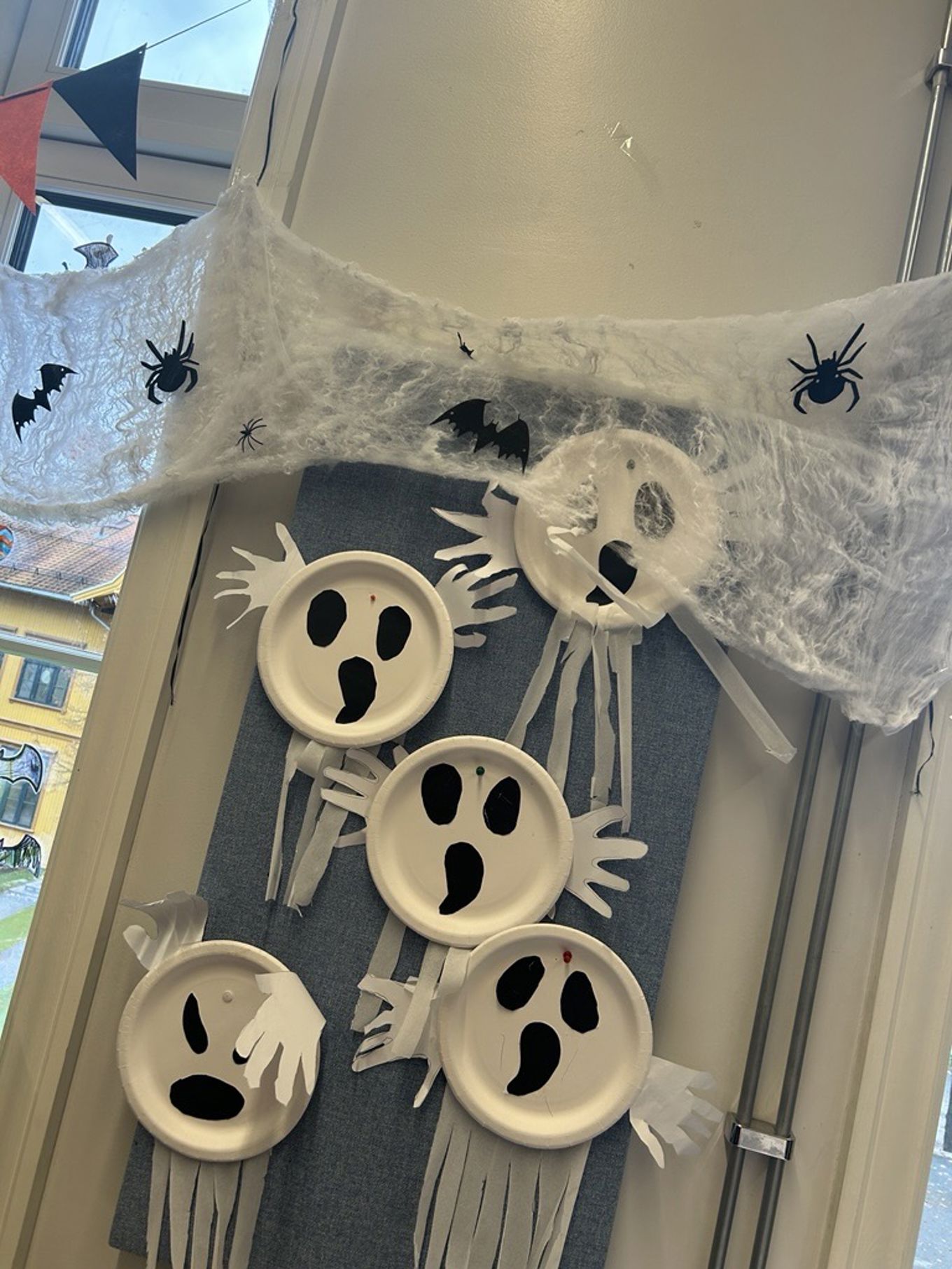 et tak med en vifte og en vifte på et tak med en vifte og en vifte på