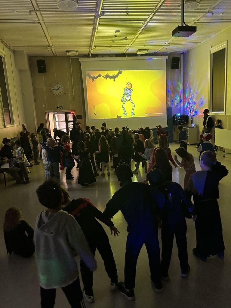 en gruppe personer i et rom